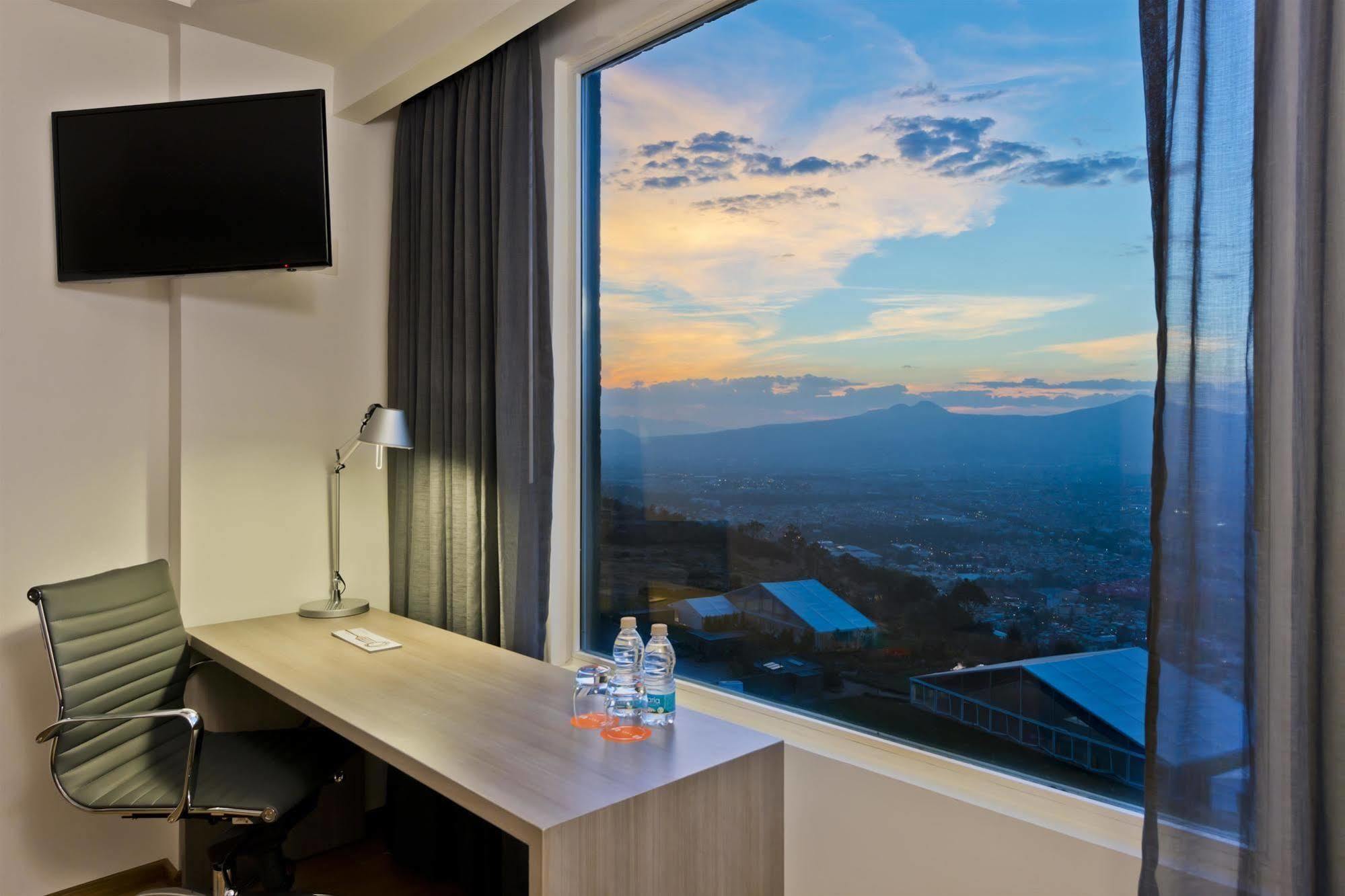 Fiesta Inn Morelia Altozano Екстериор снимка